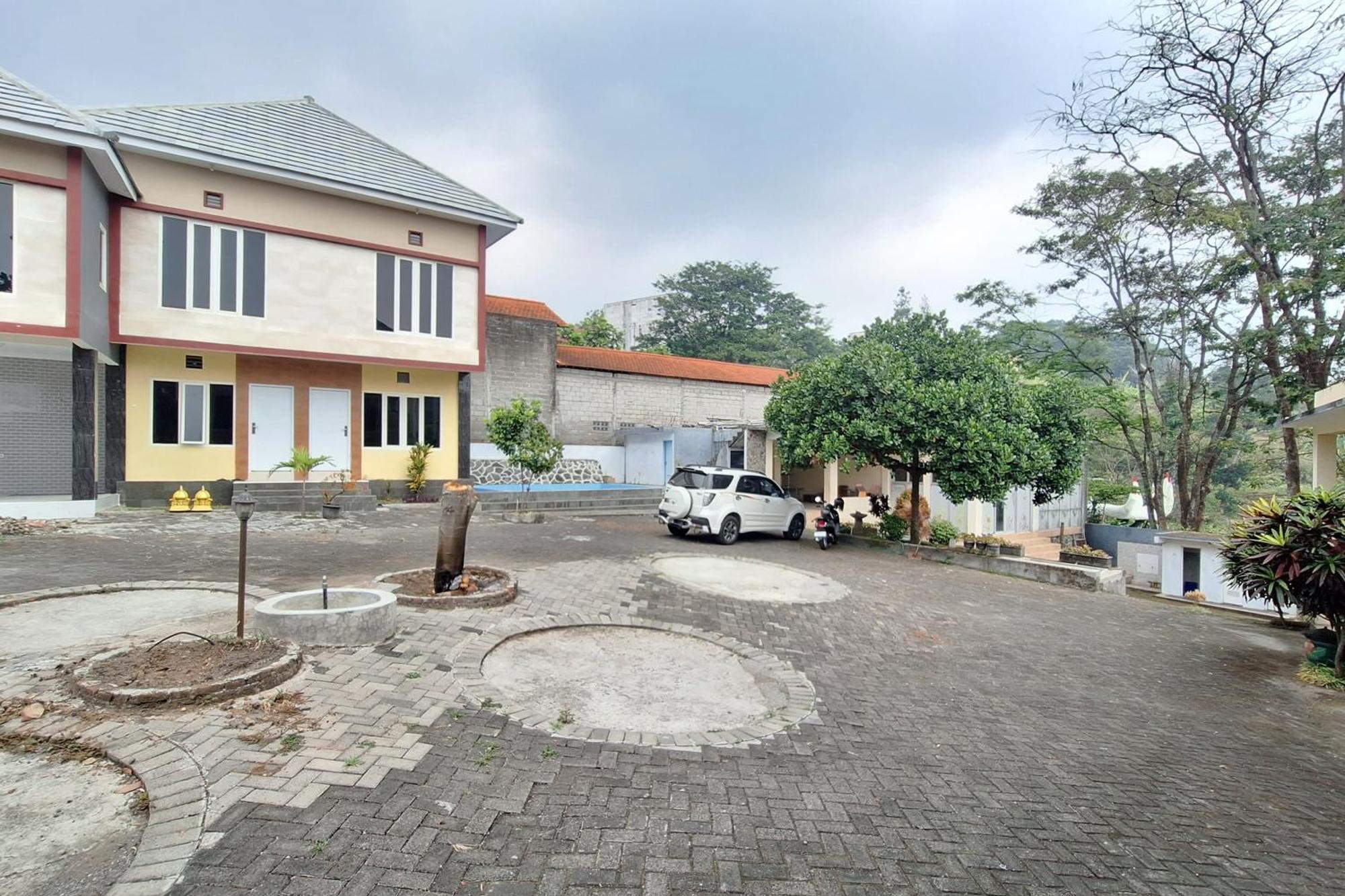 Villa Bukit Bunga Syariah Redpartner Pacet Mojokerto Ngoại thất bức ảnh