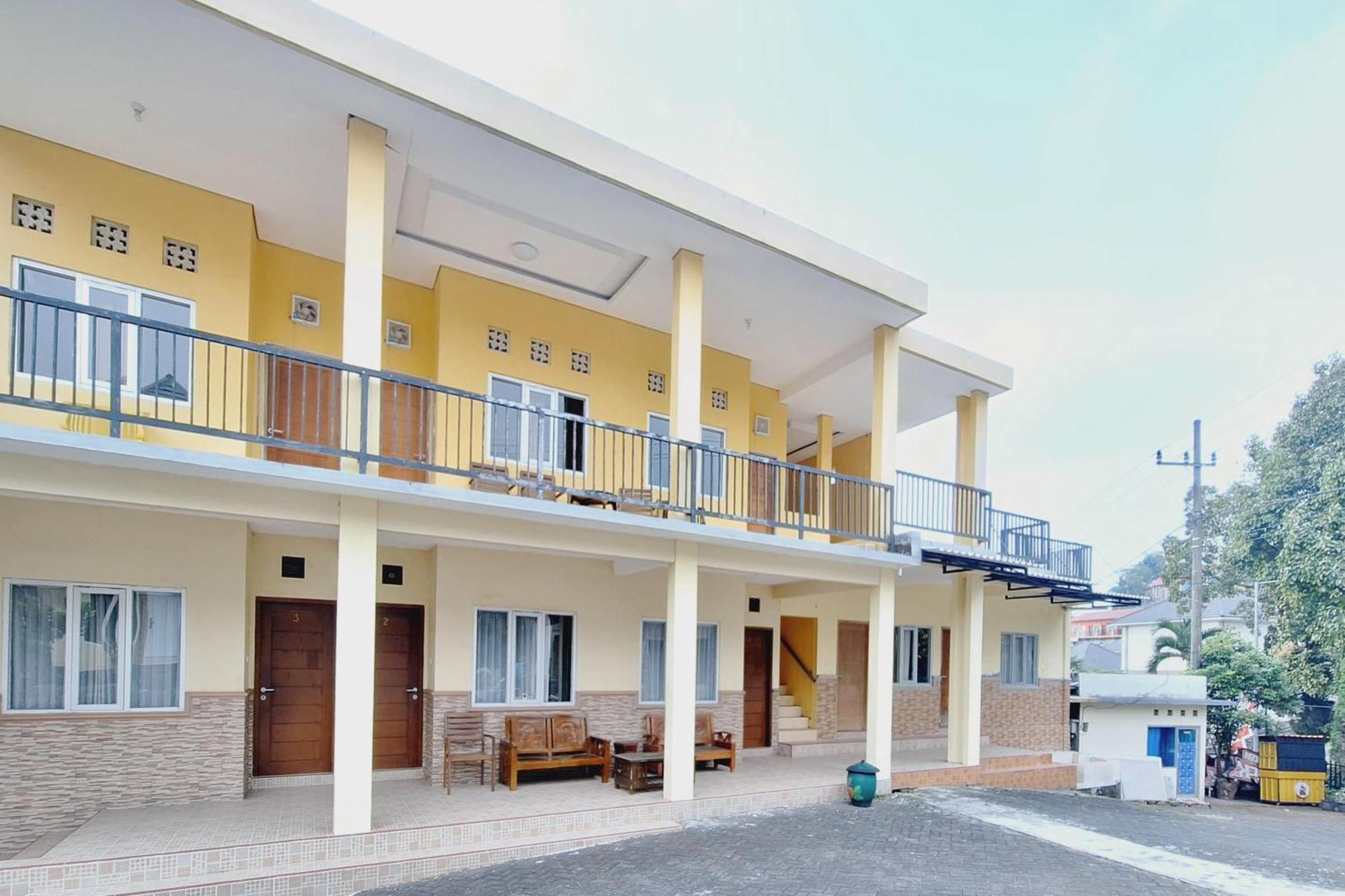 Villa Bukit Bunga Syariah Redpartner Pacet Mojokerto Ngoại thất bức ảnh